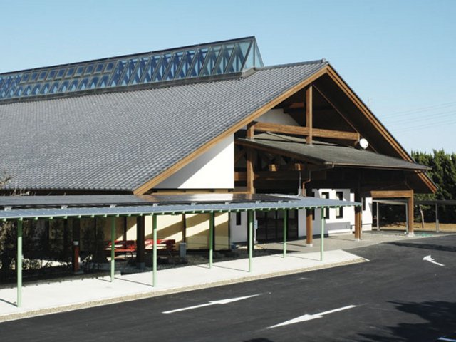 ソーラーパネルも設置された環境に優しいつくりです。_神栖市営温浴施設”ゆ?ぽ?とはさき”