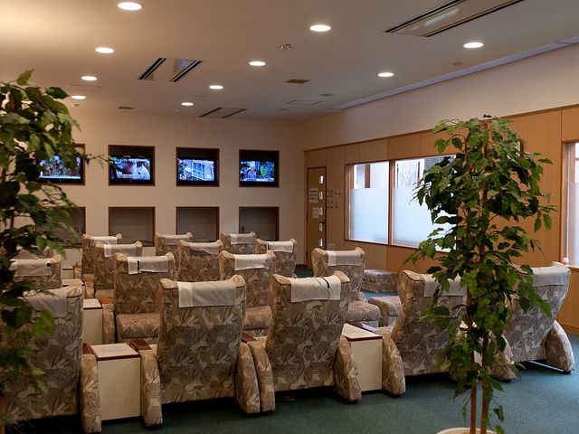 視聴覚ルームでは、ゆったりとした椅子で寛いで映像をご覧いただけます。_神栖市営温浴施設”ゆ?ぽ?とはさき”