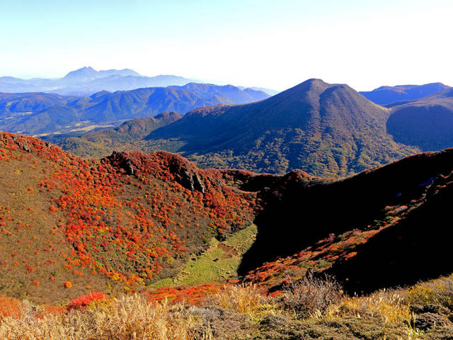 大鍋の紅葉、右に平治岳、左の遠景に由布岳_くじゅう連山