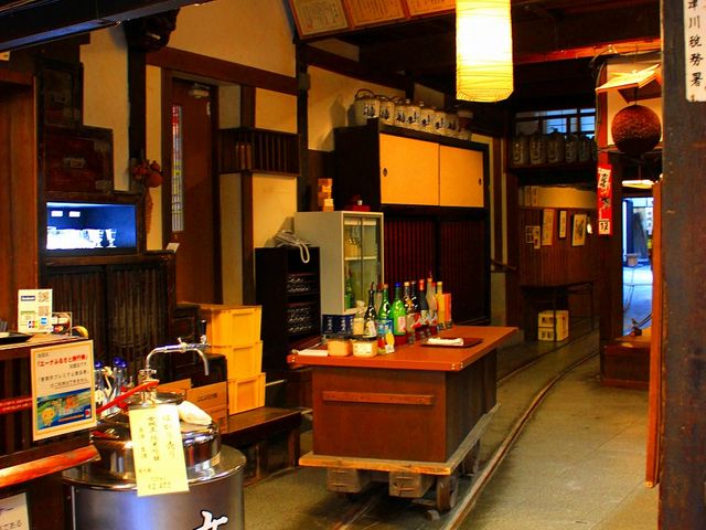 蔵元 女城主 レールに沿って中を見学出来ます。_岩村城下町