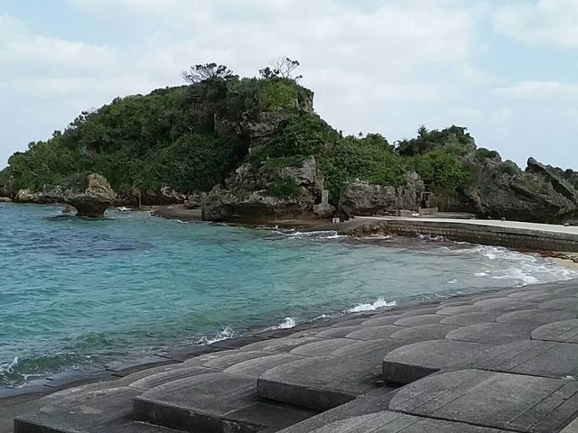 橋を渡って島に入ったら左折して2、300mで着く_アマミチューの墓
