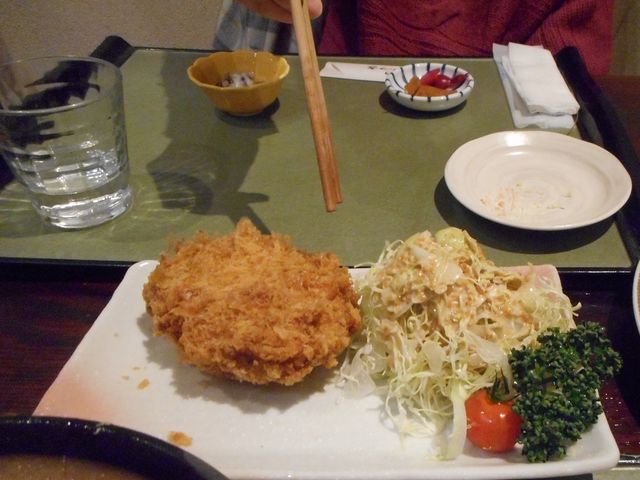 とんかつもおいしいが、なにより揚げたてメンチ(特大)がおいしかった。店は混雑
_田むら銀かつ亭