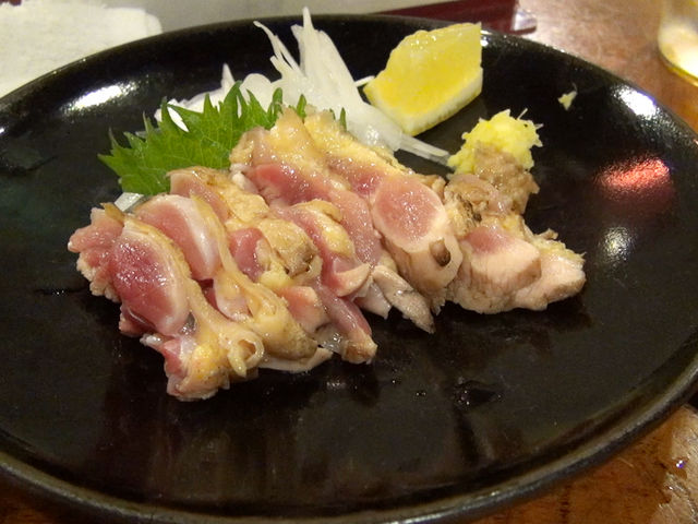 とりタタキ。これを食べて、もも焼きを待ちます。_元祖焼鳥丸万本店