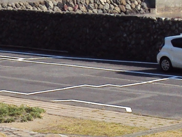 車を止め、駐車用の白ペンキは砲のサイズを描いてあり、私の車の後方が、砲身部分です_丹賀砲台園地