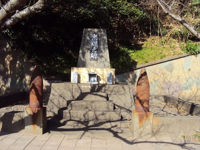 忠魂碑に再度合掌 _丹賀砲台園地