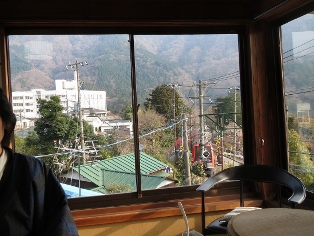 上の湯2階。電車がよく見えます_箱根上の湯
