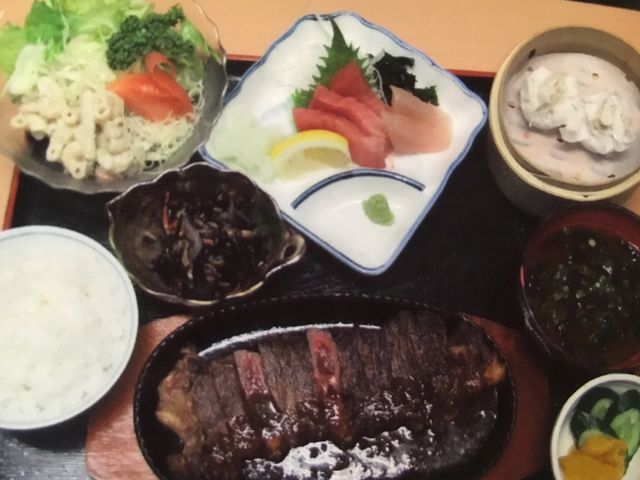 ランチのステーキ定食1,100円?かなりイケました。
ライス三杯食べたよ。_かたつむり 旬菜魚串