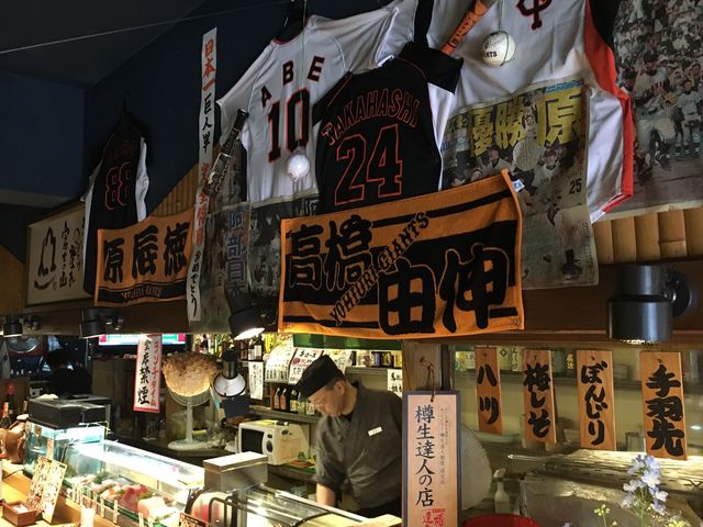 カウンターも華やかで味がある。_かたつむり 旬菜魚串