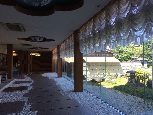 大浴場に行くまでの通路_胡蝶蘭
