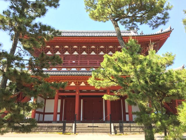 朱塗りの鮮やかな三門_妙心寺