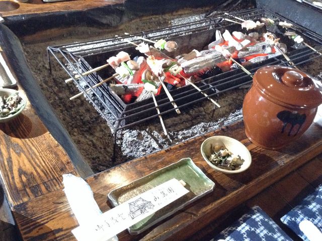 囲炉裏でこんな感じで焼きながら食べます!_山麓園
