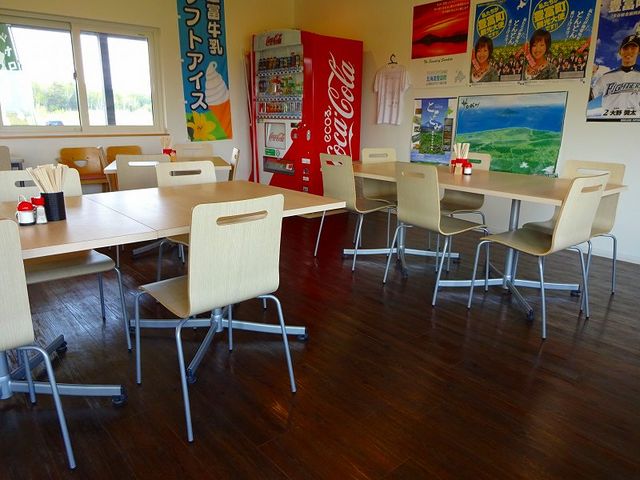 セルフサービスのお店ですが、原生花園を眺めながら食事ができます。_レストハウスサロベツ