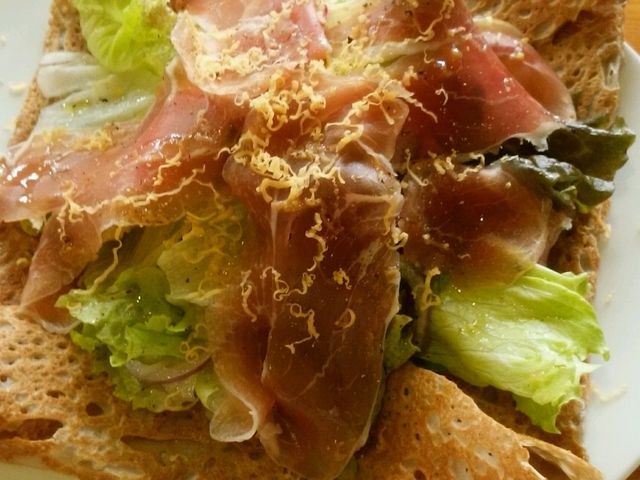 生ハム入り、そば粉のガレットはお友達がオ−ダ−しました。美味しそうだったので、ひと口頂きました。_鏡池どんぐりハウス