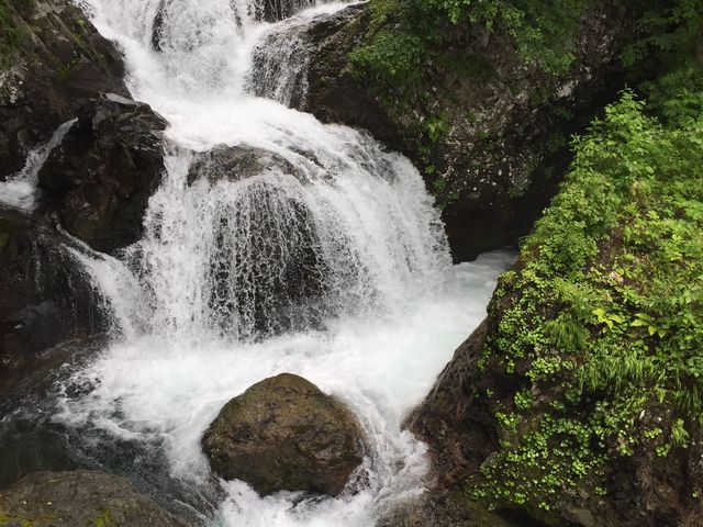 滝つぼは淡いブルー_三階の滝