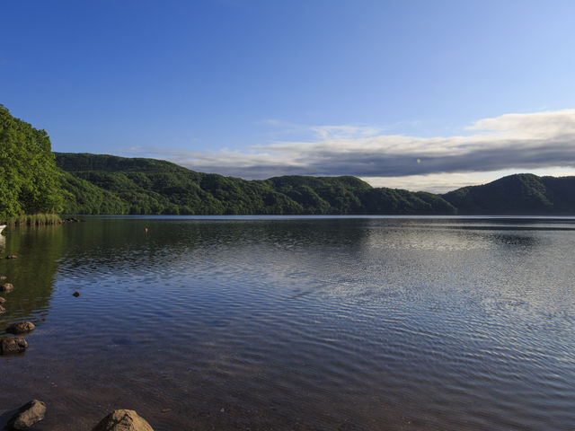 早朝の倶多楽湖です。
透明度が良くとても綺麗でした。_倶多楽湖