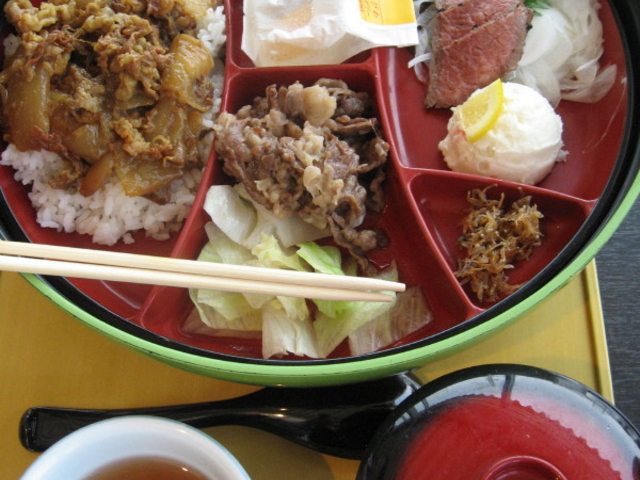 淡路牛丼には、ローストビーフ、しぐれ煮など・・・_道の駅うずしおレストラン