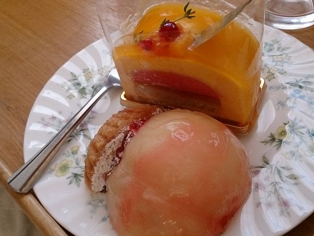 トロピックと、
桃のケーキは母と半分ずつ_パティスリー・リッチフィールド