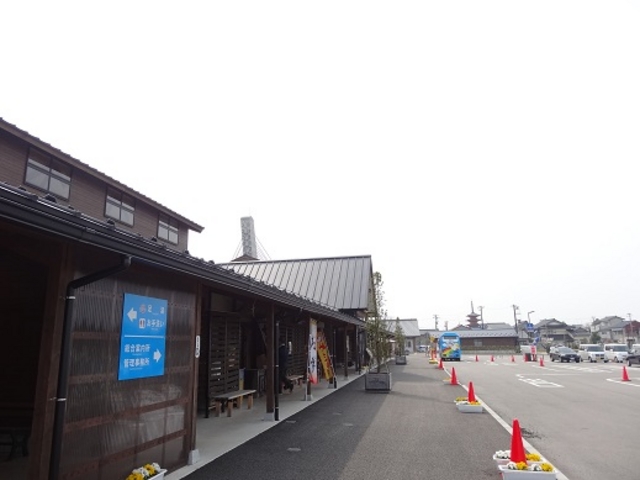 無料の足湯もあります_道の駅 氷見 氷見漁港場外市場 ひみ番屋街