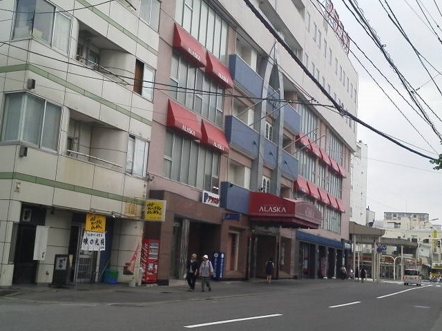 ウエディングプラザアラスカの1階にあります。_鮨処 あすか 新町店