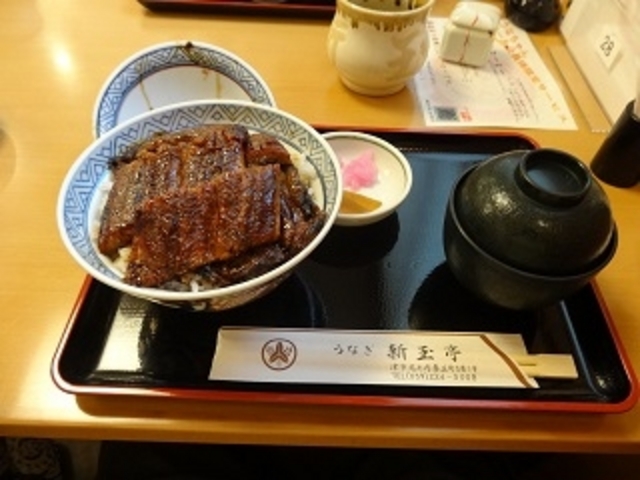 特上丼(ご飯の中にも鰻が埋まっています)_新玉亭