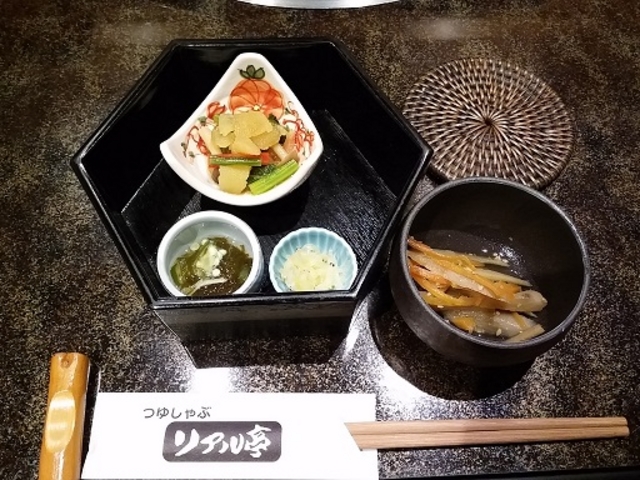 コース予約で入店すると、前菜がセット済!_リアル亭