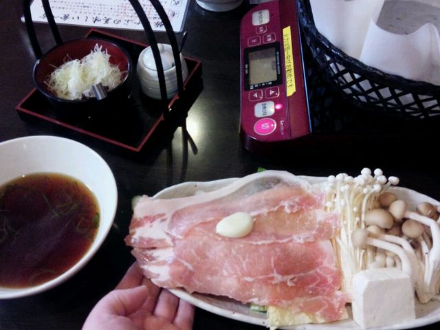 しゃぶしゃぶ、締めに、蕎麦を投入、美味でした。おいしい(。・_・。)ノ_蕎麦 豚しゃぶ 月や