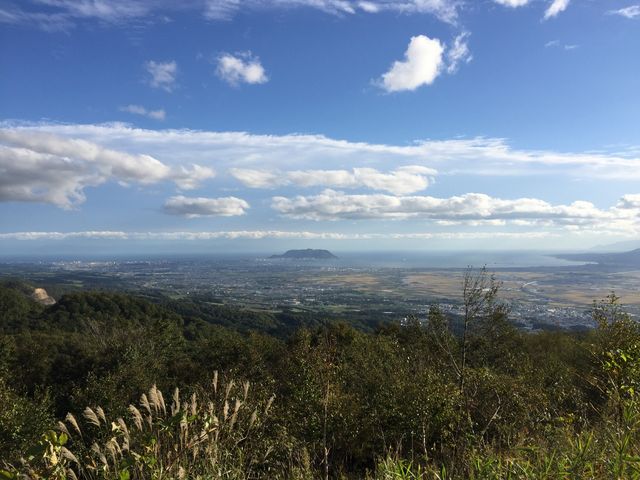 真ん中にぽっこり函館山_城岱牧場展望台