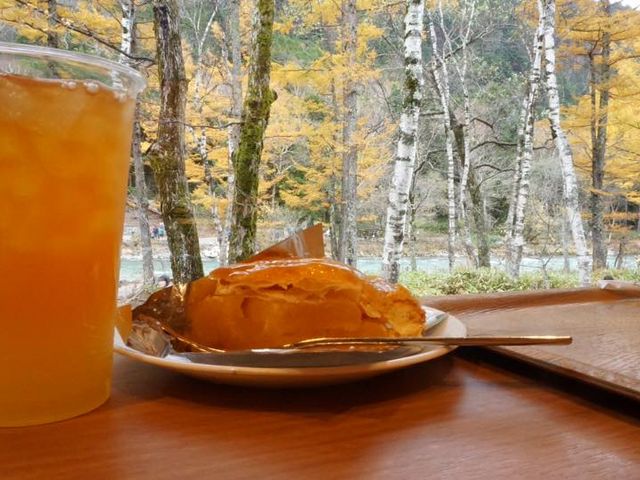 河童橋・梓川を眺めながら。_カフェテリア・トアサンク