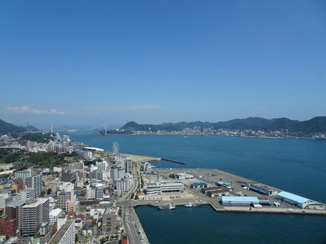 下関と関門海峡、対岸は門司港_海峡ゆめタワー