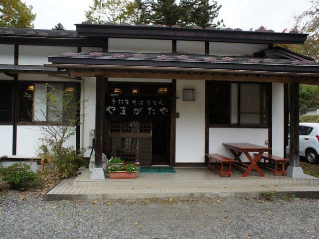 峠道に入ってすぐの道沿いにあるお蕎麦屋さん_やまがたや