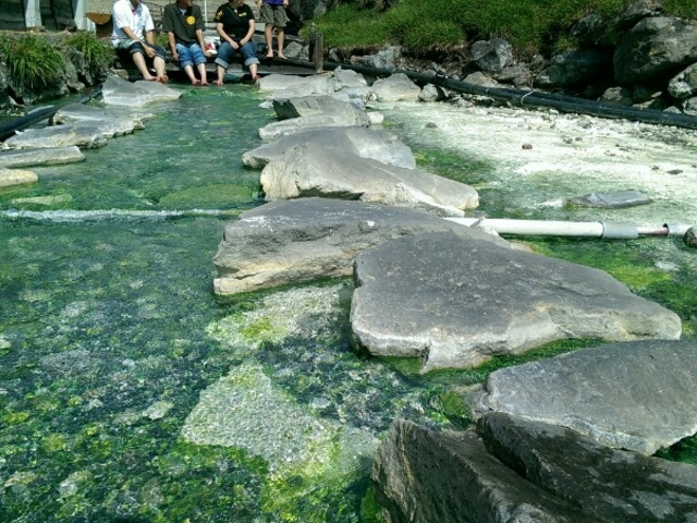 めちゃめちゃ熱い足湯_栗駒山