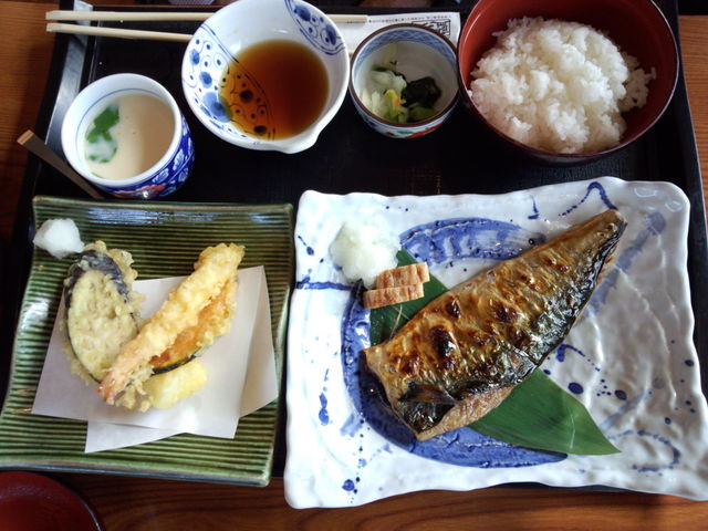 さばの塩焼きと天ぷらセット。_藍屋 諏訪店