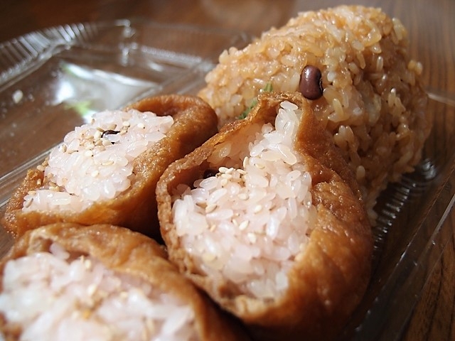 赤飯いなりと醤油おにぎり_松月堂菓子店
