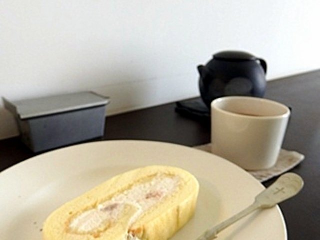 桃のロールケーキをいただきました。_cafe・keica