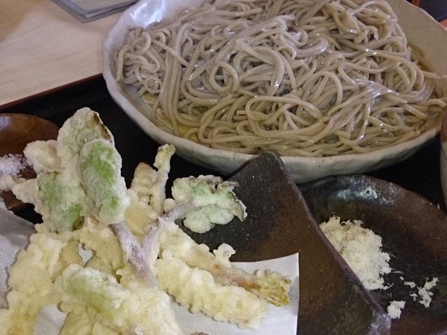 蕎麦とハマボウフウの天婦羅_手打そば そば哲