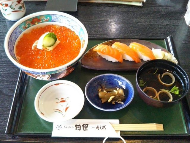 いくら丼とサーモンのにぎり_和風レストラン田園山元店