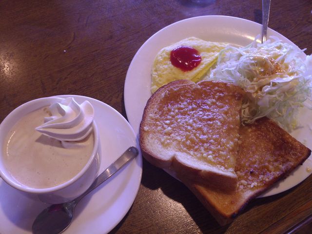 ウインナコーヒー頼んだら、こんなについてきました。_カフェドムッシュ 姫路店