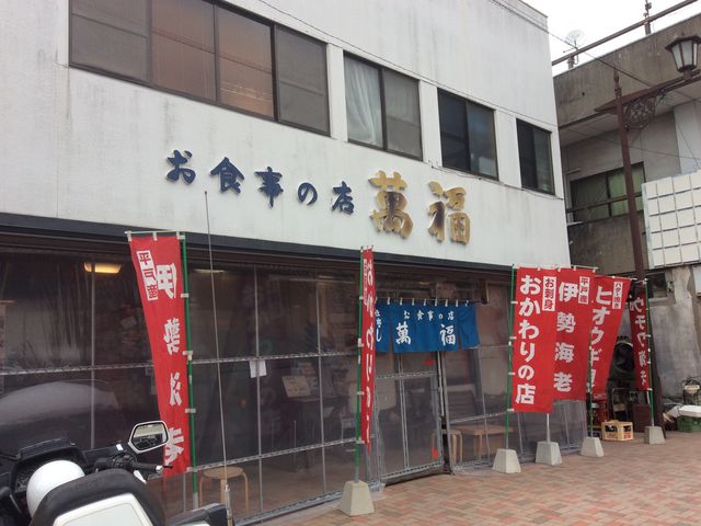 風除けの中には火鉢が!待客の為です。_お食事の店萬福