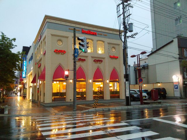 綺麗な建物です_カレーショップ インデアン まちなか店