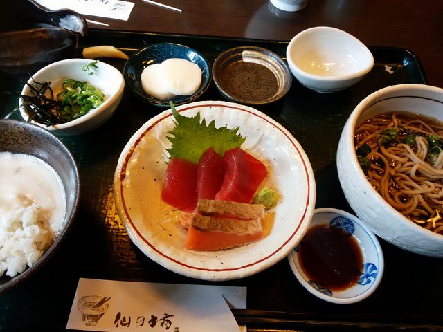 お刺身定食です。とろろご飯・お刺身・温かいおそばです。_仙の坊