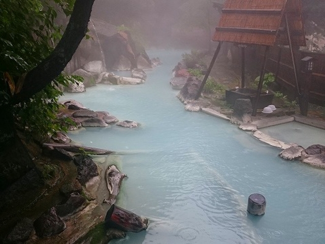 福島県・高湯温泉・安達屋旅館・大露天風呂『大気の湯』ワイルドな岩風呂_高湯温泉