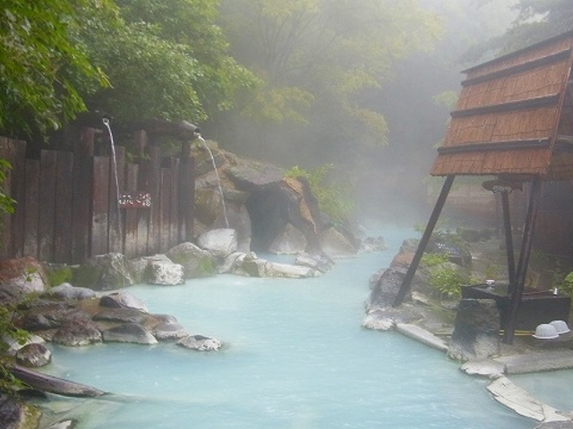 高湯温泉・安達屋旅館『大気の湯』硫黄臭漂う青みのかかった乳白色です。_高湯温泉