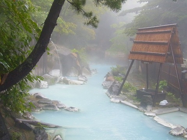 福島県・高湯温泉・安達屋旅館・『大気の湯』その奥行きは約30mあります。_高湯温泉