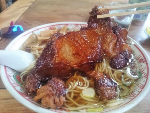 厚みのある特大チャーシュー_いろは食堂