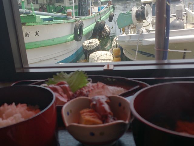 船を眺めながらの海鮮定食_北浜海鮮食堂