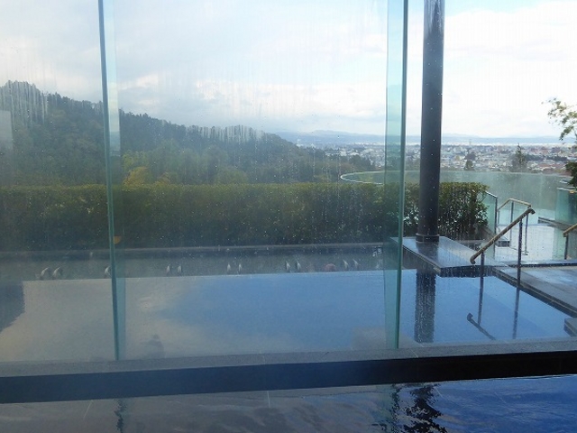 福島県・会津市・ホテル東鳳・宙の湯 (内湯から望む露天風呂)_御宿 東鳳