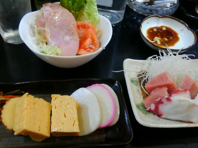 お正月はお刺身にサラダに板わさ、卵焼きのお通しでした。_居酒屋みっちゃん