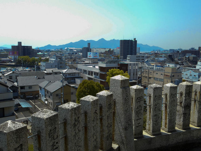 廿日市の街の向こうに、宮島の弥山が見えます。_廿日市天満宮