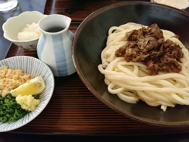 すじ肉ぶっかけの小。
薬味もたっぷりついてくるので、最後までいろんな味を楽しめます。_山賊村