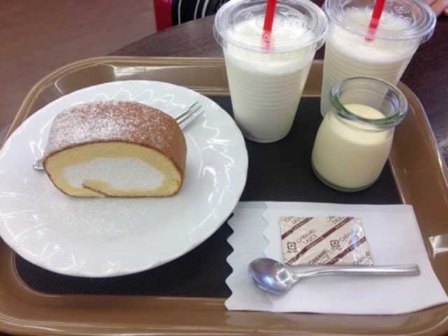 ロールケーキ、プリン、牛乳_ゆふふ 由布院駅前店